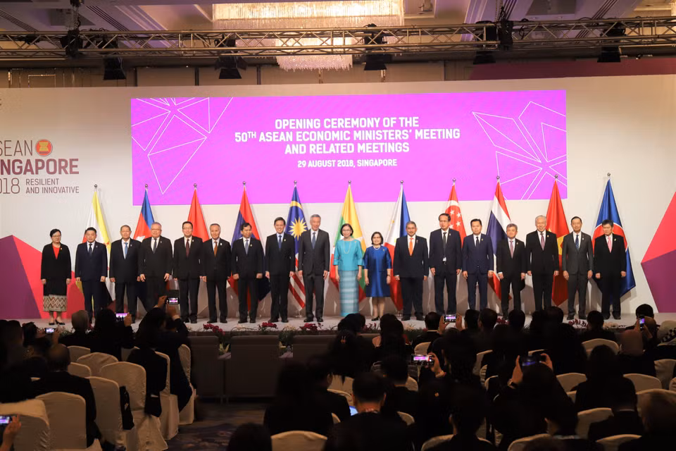 Các Bộ trưởng Kinh tế, đại diện lãnh đạo kinh tế từ 10 quốc gia thành viên ASEAN và các nước đối tác chụp ảnh chung tại phiên khai mạc Hội nghị Bộ trưởng Kinh tế ASEAN lần thứ 50 ở Singapore, ngày 29/8/2018. (Ảnh: Việt Dũng/TTXVN)