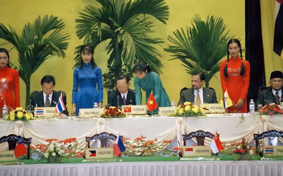Thủ tướng Phan Văn Khải và các Trưởng đoàn ký Tuyên bố Hà Nội, tại Hội nghị Cấp cao ASEAN lần thứ VI, diễn ra ở Thủ đô Hà Nội trong hai ngày 15-16/12/1998. (Ảnh: Minh Điền/TTXVN) 