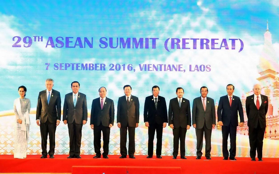 Thủ tướng Nguyễn Xuân Phúc (thứ tư, từ trái sang) và các Trưởng đoàn dự phiên họp hẹp Hội nghị Cấp cao ASEAN lần thứ 29, sáng 7/9/2016, tại Thủ đô Vientiane (Lào). (Ảnh: Thống Nhất/TTXVN)