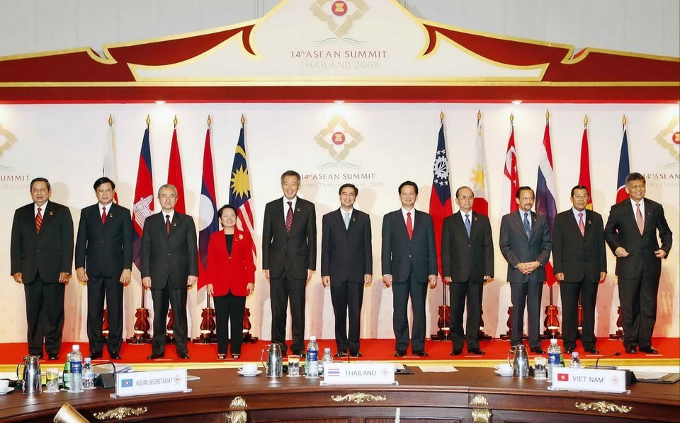 Thủ tướng Nguyễn Tấn Dũng (thứ năm, từ phải sang) và các Trưởng đoàn tại Lễ khai mạc Hội nghị Cấp cao ASEAN lần thứ 14 ở Hua Hin (Thái Lan), ngày 29/2/2009. (Ảnh: Đức Tám/TTXVN)