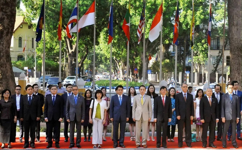 Các đại biểu dự Lễ thượng cờ ASEAN tại Trụ sở Bộ Ngoại giao Việt Nam, sáng 8/8/2016, nhân kỷ niệm 49 năm Ngày thành lập ASEAN (8/8/1967-8/8/2016). (Ảnh: Nguyễn Khang/TTXVN)