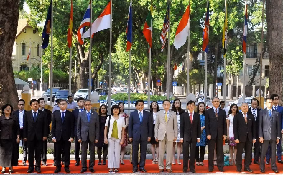 Các đại biểu dự Lễ thượng cờ ASEAN tại Trụ sở Bộ Ngoại giao Việt Nam, sáng 8/8/2016, nhân kỷ niệm 49 năm Ngày thành lập ASEAN (8/8/1967-8/8/2016). (Ảnh: Nguyễn Khang/TTXVN)
