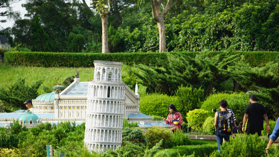 Nếu là một dân đam mê mô hình thu nhỏ thứ thiệt, hay từng đổ tiền vào thú chơi đẳng cấp 'roombox' (nhà mô hình thu nhỏ), bạn sẽ bị chinh phục hoàn toàn khi lạc vào khu rừng cổ tích này. (Ảnh: Trần Long/Vietnam+)