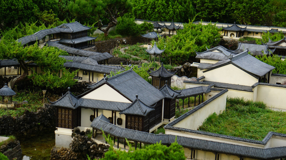 Nếu là một dân đam mê mô hình thu nhỏ thứ thiệt, hay từng đổ tiền vào thú chơi đẳng cấp 'roombox' (nhà mô hình thu nhỏ), bạn sẽ bị chinh phục hoàn toàn khi lạc vào khu rừng cổ tích này. (Ảnh: Trần Long/Vietnam+)