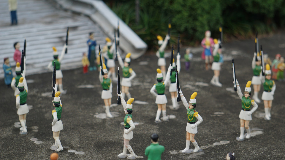 Nếu là một dân đam mê mô hình thu nhỏ thứ thiệt, hay từng đổ tiền vào thú chơi đẳng cấp 'roombox' (nhà mô hình thu nhỏ), bạn sẽ bị chinh phục hoàn toàn khi lạc vào khu rừng cổ tích này. (Ảnh: Trần Long/Vietnam+)