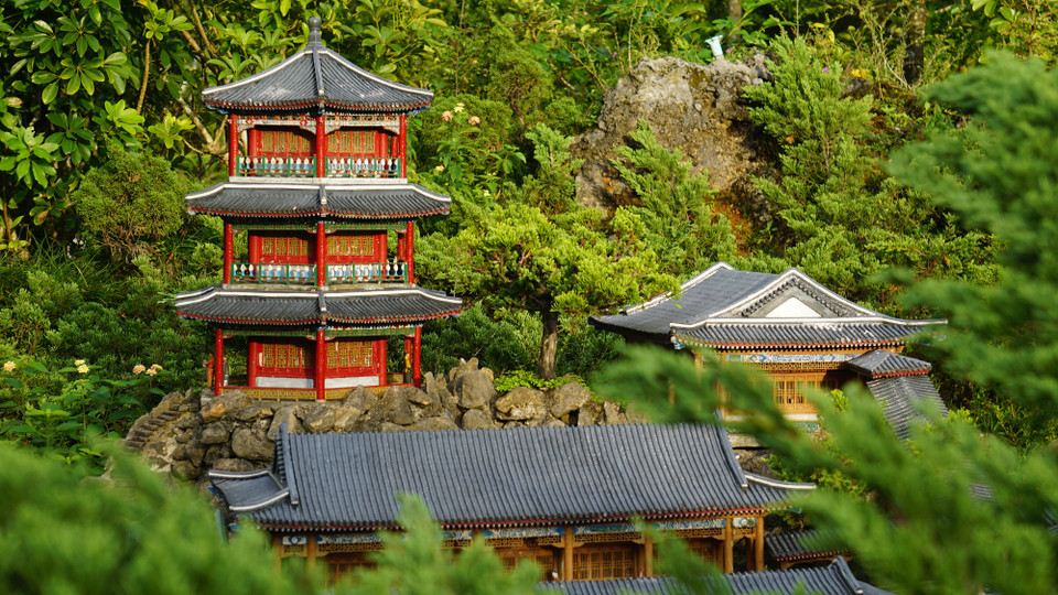 Toàn bộ các công trình tại đây đều được xây dựng với những đường nét khéo léo và tinh tế đến độ hoàn hảo, khiến những du khách khó tính nhất cũng phải mê mẩn. (Ảnh: Trần Long/Vietnam+) 