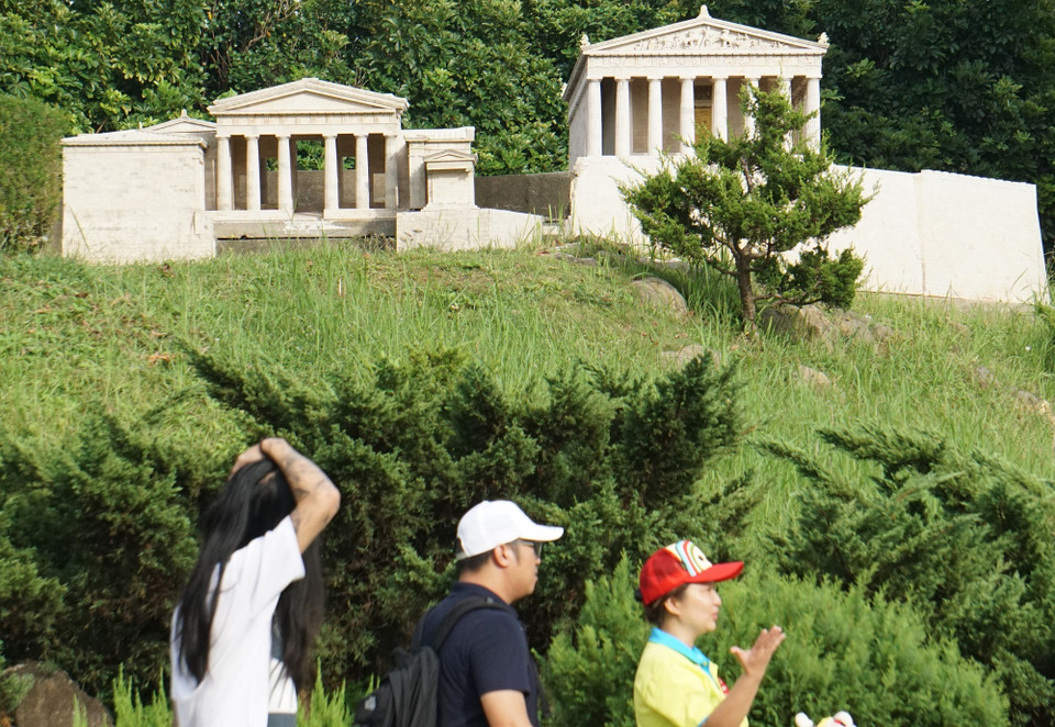 Có thể tưởng tượng, Vương quốc tí hon này là một khu phức hợp những kỳ quan kiến trúc nổi tiếng nhất thế giới. Window on China Theme Park hoàn toàn thích hợp cho các kỳ nghỉ hè, các chuyến đi gia đình hoặc chụp ảnh nghệ thuật. (Ảnh: Trần Long/Vietnam+)