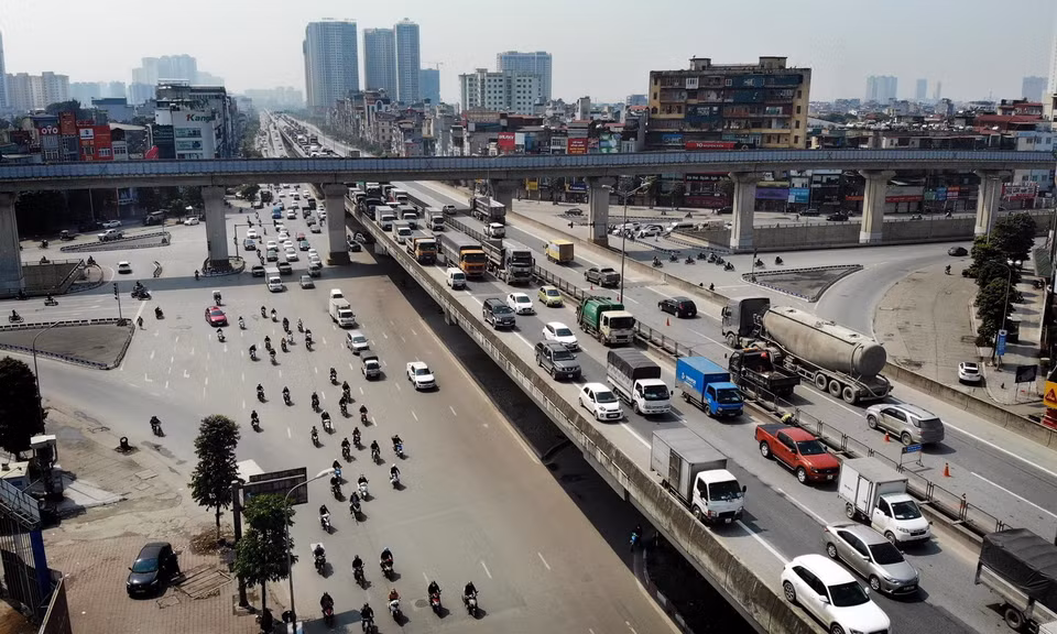 Đường vành đai 3 đoạn giao cắt đường Nguyễn Trãi đông đúc trở lại dù chưa hết thời hạn giãn cách xã hội. (Ảnh: Danh Lam/TTXVN)