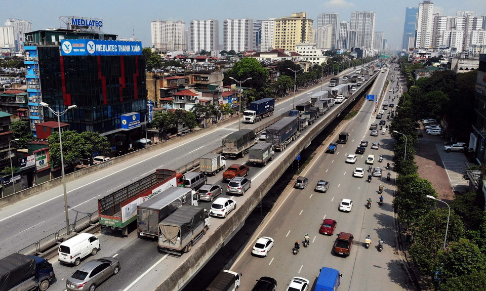 Đường vành đai 3 trên cao, ùn tắc giao thông dù chưa hết thời hạn giãn cách xã hội. (Ảnh: Danh Lam/TTXVN)