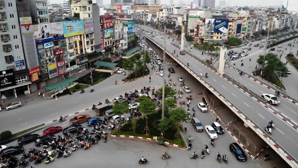 Nút giao thông Ngã Tư Sở đông đúc trở lại dù chưa hết thời hạn giãn cách xã hội. (Ảnh: Danh Lam/TTXVN)