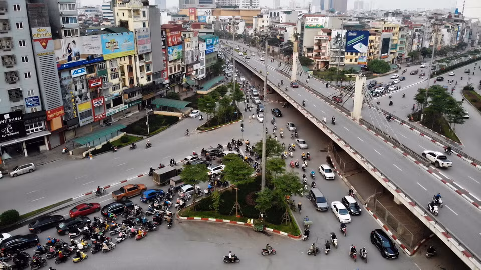Nút giao thông Ngã Tư Sở đông đúc trở lại dù chưa hết thời hạn giãn cách xã hội. (Ảnh: Danh Lam/TTXVN)