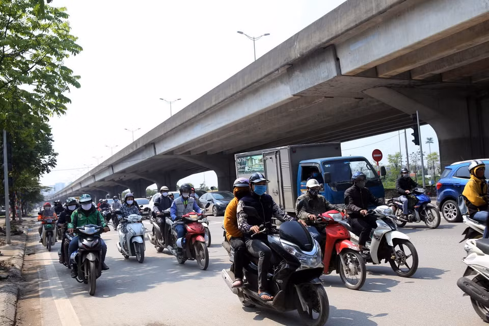 Đường vành đai 3 đông đúc trở lại. (Ảnh: Danh Lam/TTXVN)