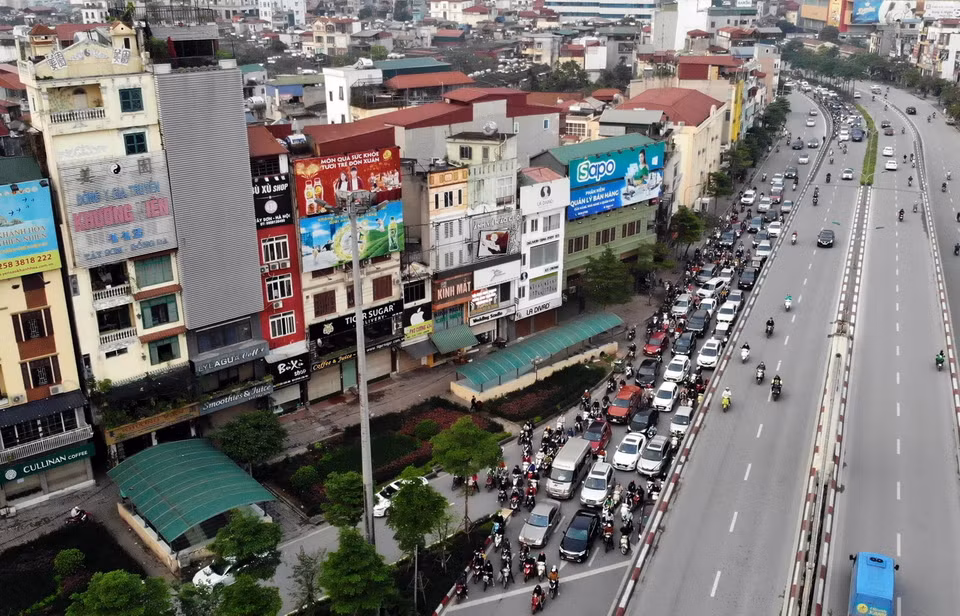 Nút giao thông Ngã Tư Sở đông đúc trở lại dù chưa hết thời hạn giãn cách xã hội. (Ảnh: Danh Lam/TTXVN)
