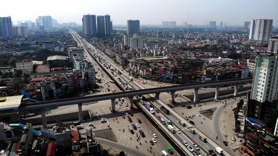 Đường vành đai 3 đoạn giao cắt đường Nguyễn Trãi đông đúc trở lại dù chưa hết thời hạn giãn cách xã hội. (Ảnh: Danh Lam/TTXVN)