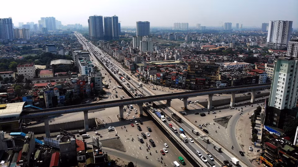 Đường vành đai 3 đoạn giao cắt đường Nguyễn Trãi đông đúc trở lại dù chưa hết thời hạn giãn cách xã hội. (Ảnh: Danh Lam/TTXVN)