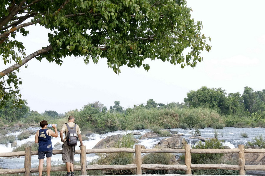 Phần trên của thác nước chảy khá hiền hòa. (Ảnh: Phạm Kiên/Vietnam+)