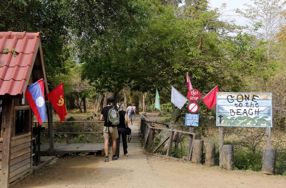 Cổng thu phí và đường vào khu thác Somphamit. (Ảnh: Phạm Kiên/Vietnam+)