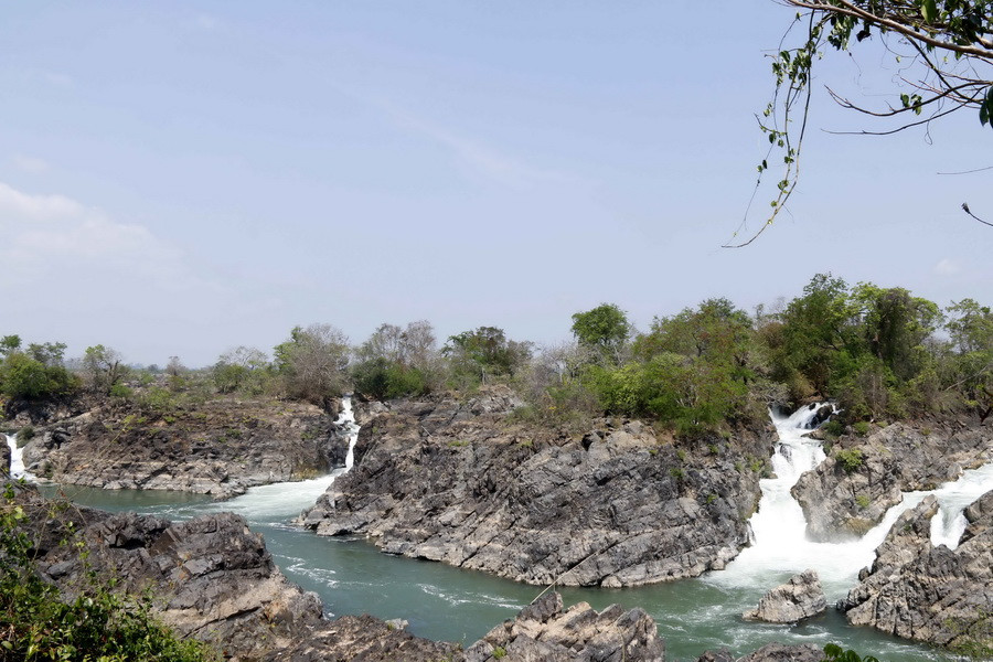 Vào mùa khô, ngoài dòng chính, thác còn có nhiều nhánh nhỏ cùng đổ xuống một nhánh của dòng sông mẹ Mekong. (Ảnh: Phạm Kiên/Vietnam+)