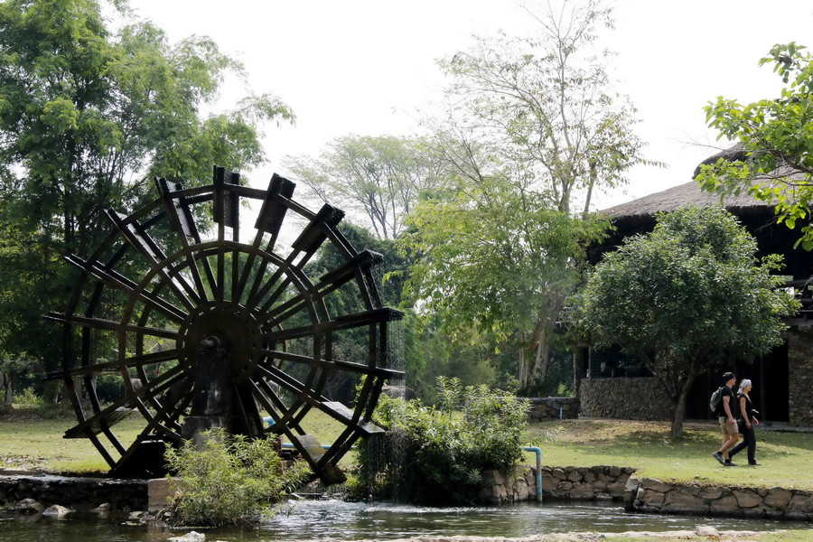 Một guồng nước nằm trong khu thác, tạo nên phong ảnh yên bình được du khách rất thích. (Ảnh: Phạm Kiên/Vietnam+)