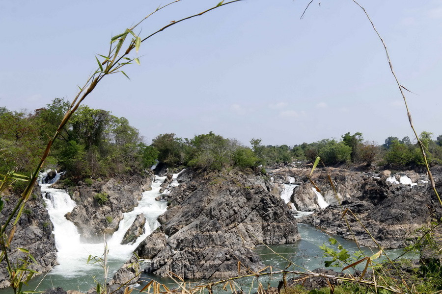 Vào mùa khô, ngoài dòng chính, thác còn có nhiều nhánh nhỏ cùng đổ xuống một nhánh của dòng sông mẹ Mekong. (Ảnh: Phạm Kiên/Vietnam+)