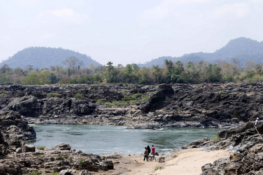 Một góc nhỏ yên bình dưới chân thác được người dân gọi là bãi biển. (Ảnh: Phạm Kiên/Vietnam+)