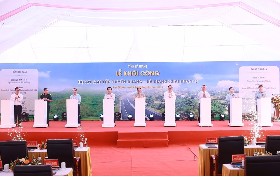 Thủ tướng Phạm Minh Chính và các đại biểu khởi công Dự án cao tốc Tuyên Quang-Hà Giang giai đoạn 1. (Ảnh: Dương Giang/TTXVN)