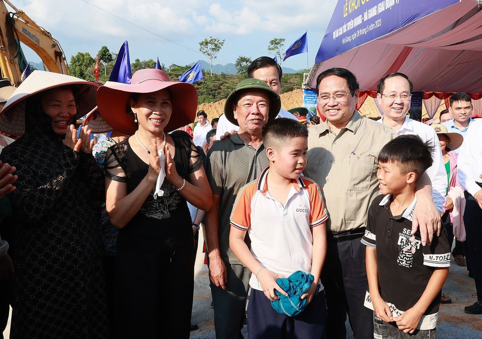 Thủ tướng Phạm Minh Chính với nhân dân và đồng bào dân tộc khu vực Dự án cao tốc Tuyên Quang-Hà Giang. (Ảnh: Dương Giang/TTXVN)