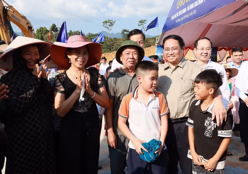 Thủ tướng Phạm Minh Chính với nhân dân và đồng bào dân tộc khu vực Dự án cao tốc Tuyên Quang-Hà Giang. (Ảnh: Dương Giang/TTXVN)