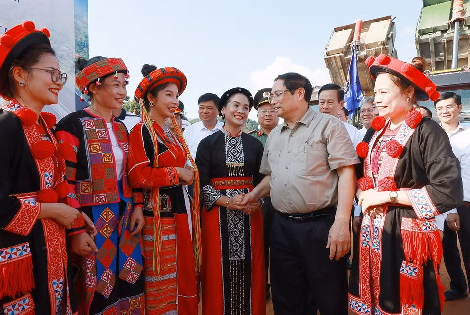 Thủ tướng Phạm Minh Chính nói chuyện với nhân dân và đồng bào dân tộc khu vực Dự án cao tốc Tuyên Quang-Hà Giang giai đoạn 1. (Ảnh: Dương Giang/TTXVN) 