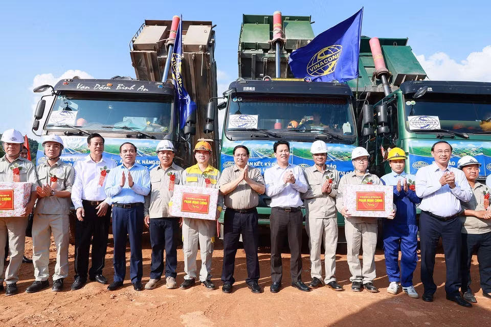 Thủ tướng Phạm Minh Chính tặng quà công nhân thi công Dự án cao tốc Tuyên Quang-Hà Giang giai đoạn 1. (Ảnh: Dương Giang/TTXVN)