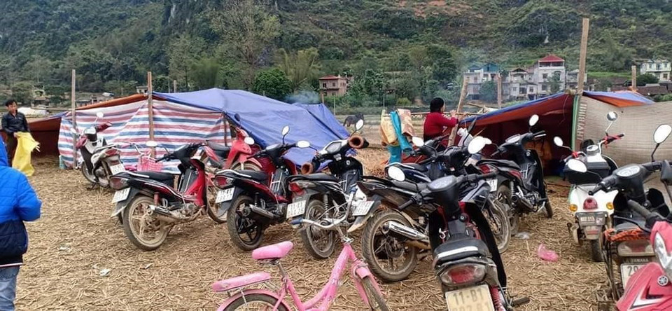 Nhân dân xã Đàm Thủy dựng lều lán ngủ tạm ngoài đồng. (Ảnh: TTXVN phát)