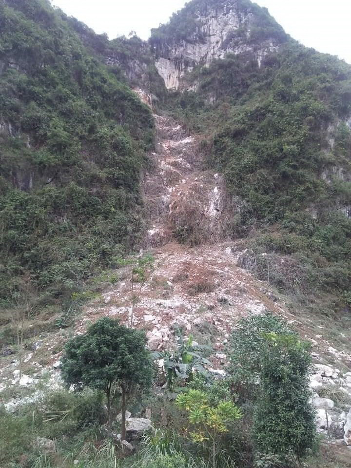 Nhiều khối đá lớn lăn từ trên núi xuống cánh đồng xóm Lũng Phiắc, xã Đàm Thủy. (Ảnh: TTXVN phát)