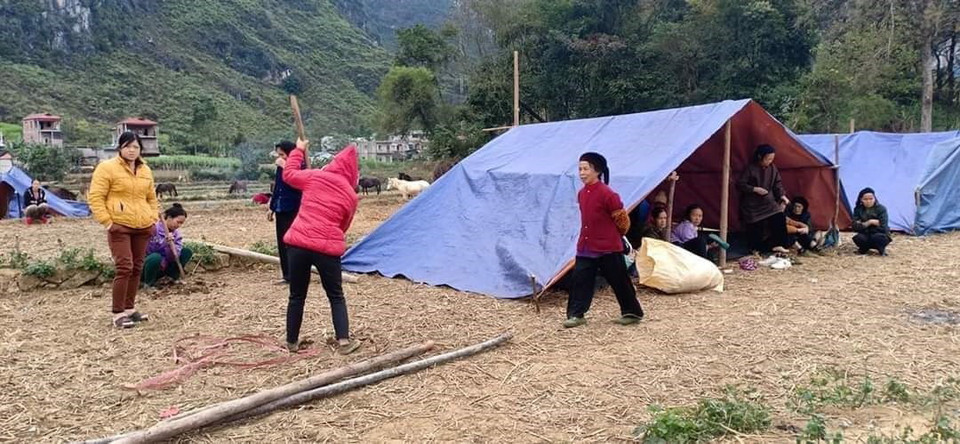 Nhân dân xã Đàm Thủy dựng lều lán ngủ tạm ngoài đồng. (Ảnh: TTXVN phát)