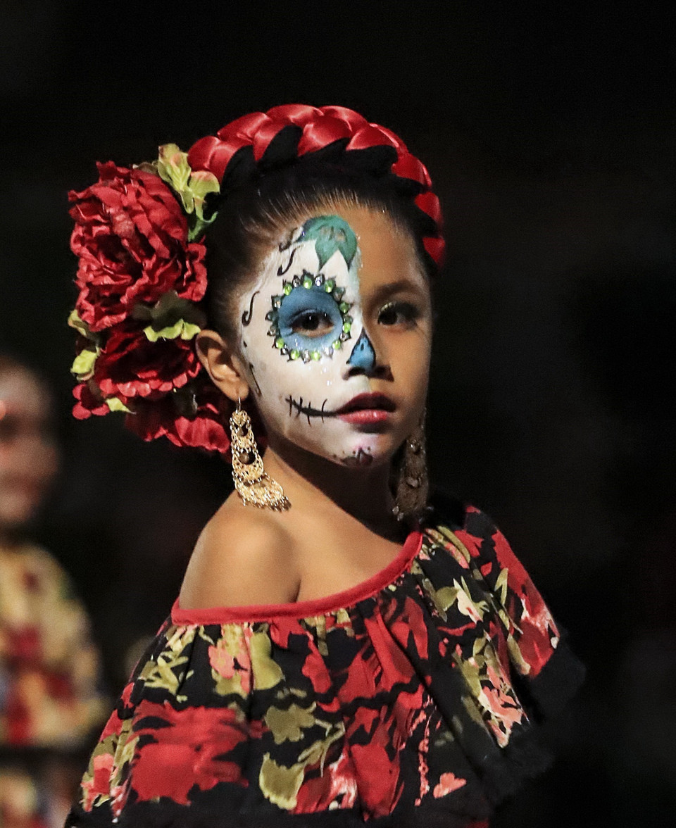 Trẻ em trong trang phục hóa trang đặc sắc tham gia lễ diễu hành Halloween ở Anaheim của Mỹ, ngày 26/10 vừa qua. (Ảnh: THX/TTXVN)