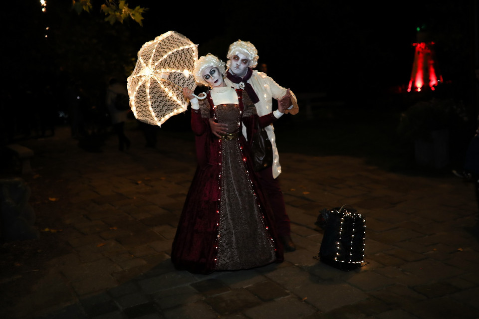 Du khách trong trang phục hóa trang Halloween tại vườn thú Pairi Daiza ở Brugelette, Bỉ, ngày 31/10. (Ảnh: THX/TTXVN)