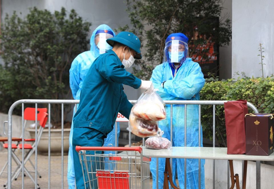 Tất cả những đồ dùng chuyển vào trong khu cách ly đều đc lực lượng chức năng kiểm tra nghiêm ngặt. (Ảnh: Thành Đạt/TTXVN)