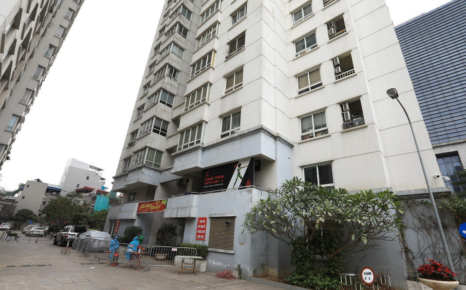  Lực lượng chức năng lập rào chắn, cách ly tòa nhà N03 Lạc Trung đảm bảo công tác phòng chống dịch. (Ảnh: Thành Đạt/TTXVN)