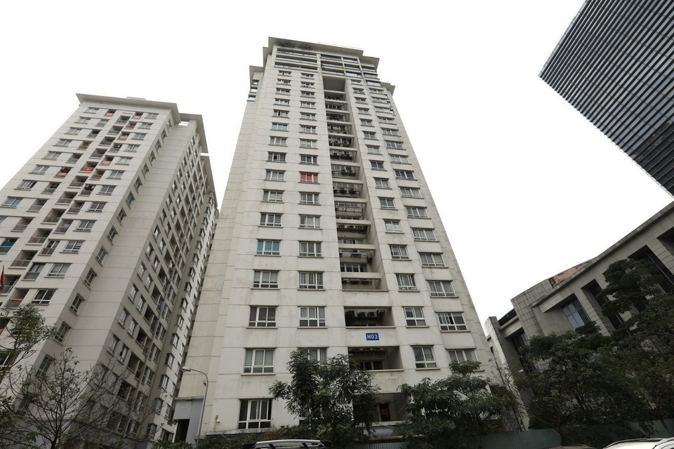 Tòa nhà N03 Lạc Trung (tòa chính giữa) nơi ở của bệnh nhân dương tính với COVID-19 mới được ghi nhận. (Ảnh: Thành Đạt/TTXVN)