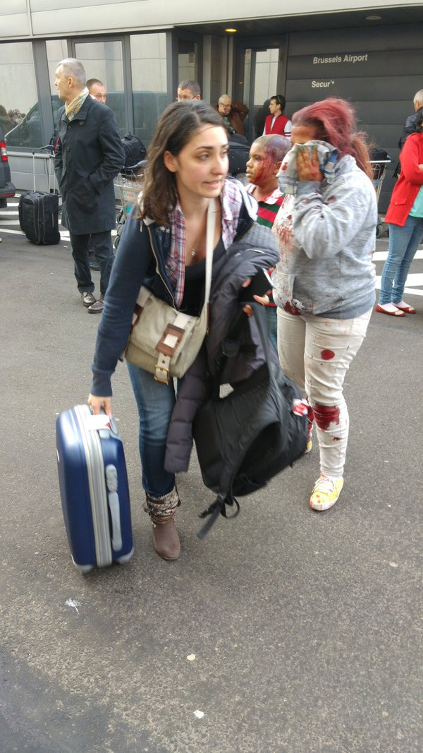 Hai người bị thương sau các vụ đánh bom ở sân bay Brussels (Nguồn: Twitter)