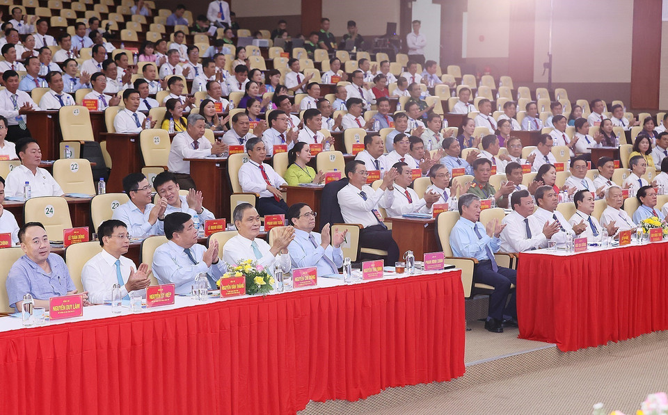 Thủ tướng Phạm Minh Chính và các đại biểu dự Hội nghị Công bố Quy hoạch tỉnh Trà Vinh. (Ảnh: Dương Giang/TTXVN)