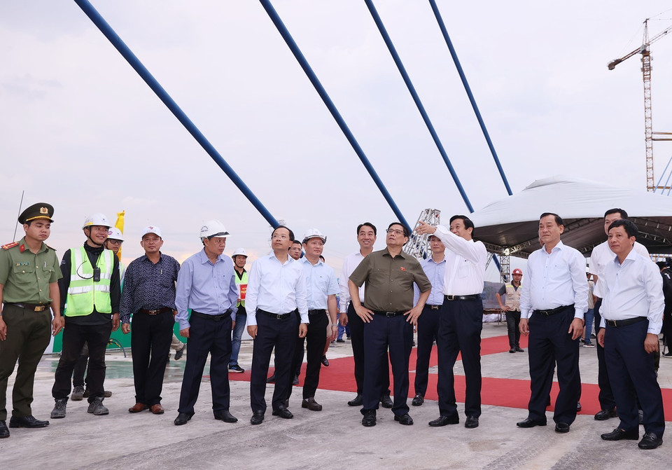 Đây là lần thứ 5 Thủ tướng Phạm Minh Chính tới kiểm tra, khảo sát, đôn đốc, thúc đẩy triển khai dự án xây dựng cầu Mỹ Thuận 2.