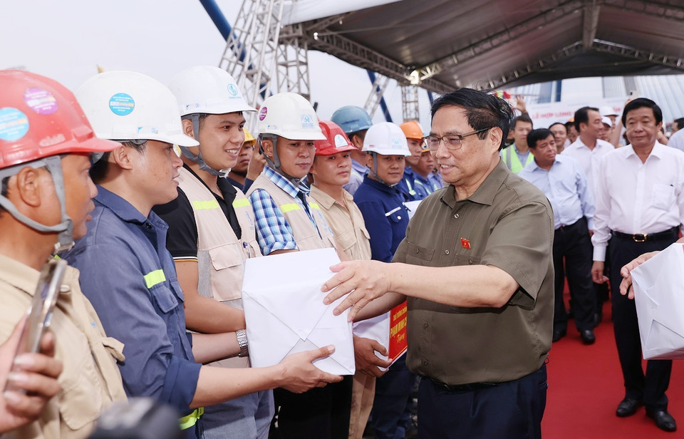 Thủ tướng Phạm Minh Chính tặng quà cho các đơn vị thi công Cầu Mỹ Thuận 2. (Ảnh: Dương Giang/TTXVN)