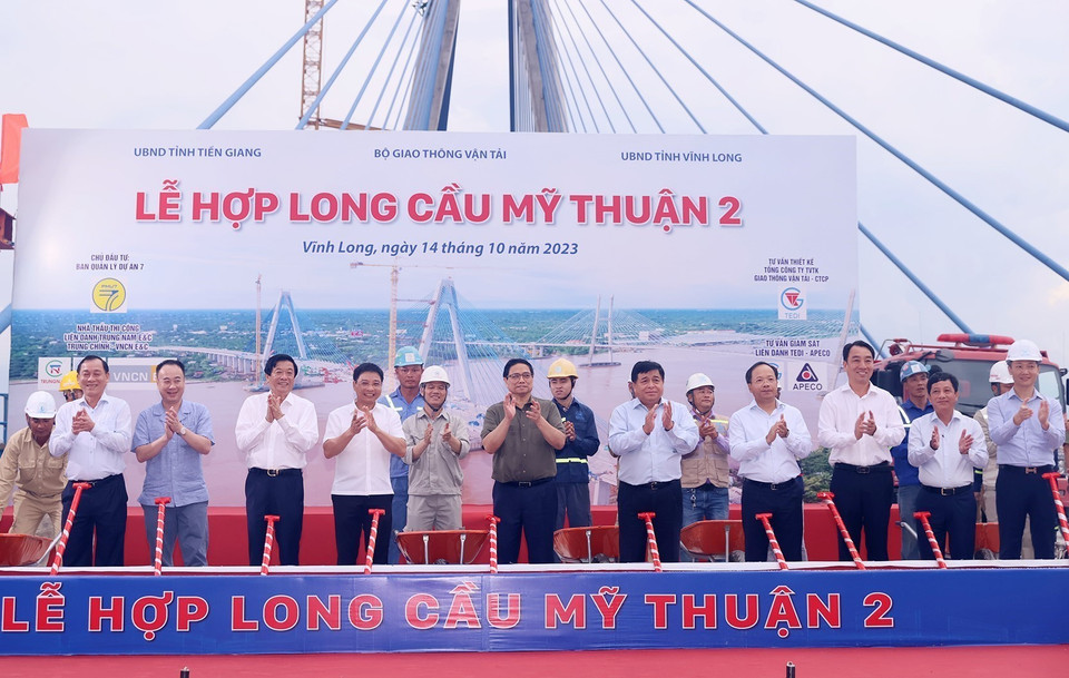Thủ tướng Phạm Minh Chính và các đại biểu thực hiện nghi lễ hợp long Cầu Mỹ Thuận 2. (Ảnh: Dương Giang/TTXVN)