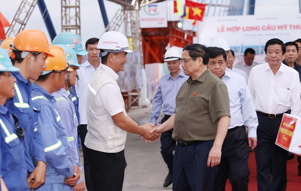 Thủ tướng Phạm Minh Chính tặng quà cho các đơn vị thi công Cầu Mỹ Thuận 2. (Ảnh: Dương Giang/TTXVN)