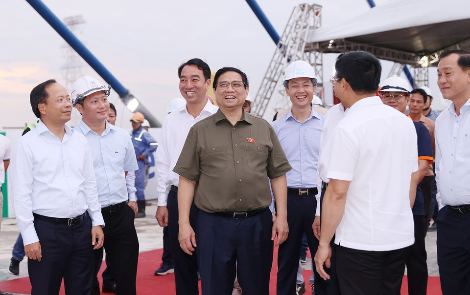 Thủ tướng Phạm Minh Chính kiểm tra tiến độ thi công Cầu Mỹ Thuận 2. (Ảnh: Dương Giang/TTXVN)