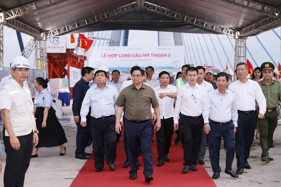 Thủ tướng Phạm Minh Chính dự Lễ hợp long Cầu Mỹ Thuận 2. (Ảnh: Dương Giang/TTXVN)