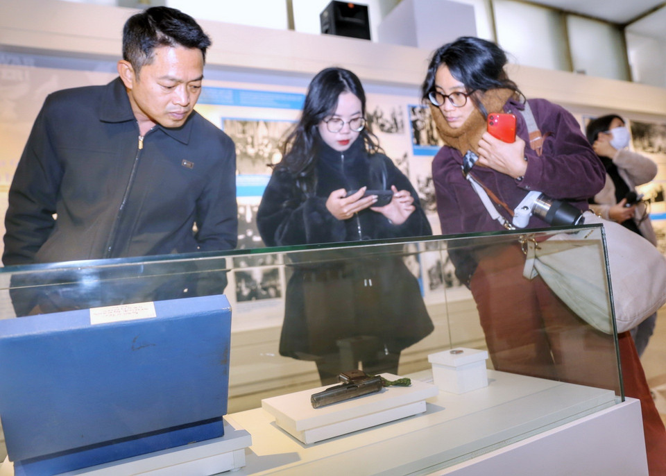 Khách tham quan triển lãm "Hiệp định Paris-Cánh cửa hòa bình." (Ảnh: Tuấn Đức/TTXVN)