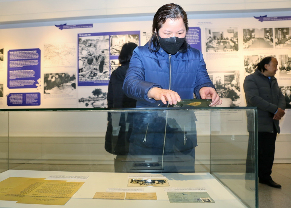 Đông đảo khách đến tham quan triển lãm. (Ảnh: Tuấn Đức/TTXVN)