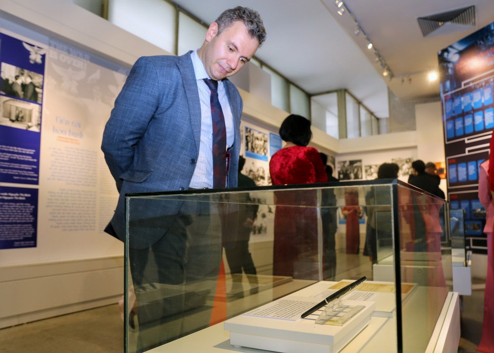 Đại biểu nước ngoài tham quan triển lãm. (Ảnh: Tuấn Đức/TTXVN)