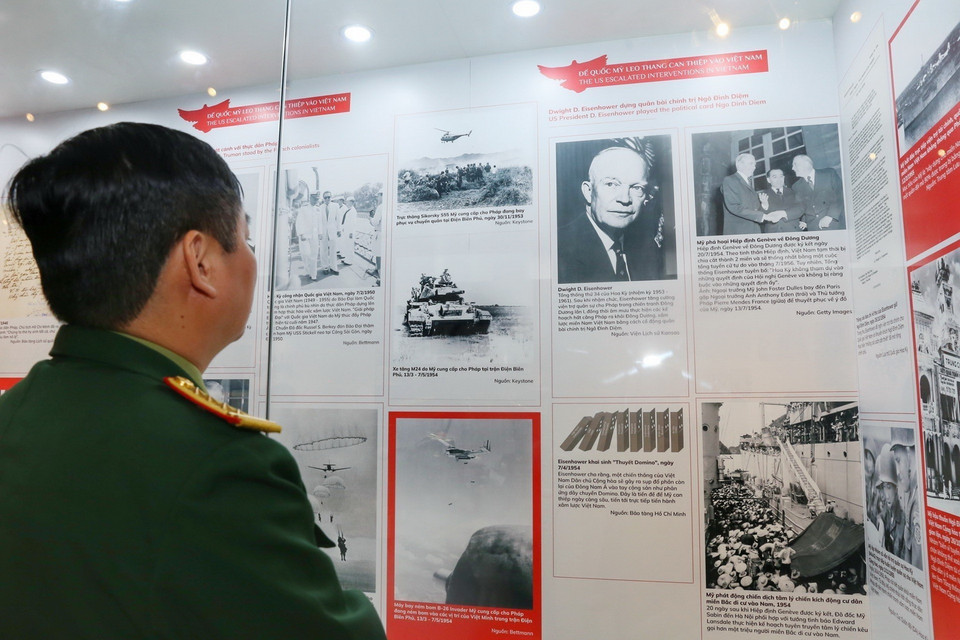 Khách tham quan triển lãm. (Ảnh: Tuấn Đức/TTXVN)